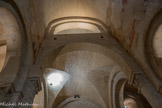 <center>Abbatiale Sainte-Marie de Cruas</center>La chapelle seigneuriale, loge spéciale pour le Seigneur abbé lors des célébrations religieuses, est située au dessus de l’entrée. Elle fut détruite au cours des guerres de religion par les moines et reconstruite en 1987 à l’identique, en pierre de Cruas, car il restait des bases.