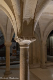 <center>Abbatiale Sainte-Marie de Cruas</center>On découvre aussi des motifs d’inspiration locale : un chapiteau affiche des cordages assemblés en nœud marin. Ce décor rappelle la proximité du Rhône, alors distant de 500 mètres à peine, à l’est de l’abbatiale.