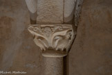 <center>Abbatiale Sainte-Marie de Cruas</center>Deux rapaces encadrant un visage martelé, et deux serpents murmurent à l’oreille du personnage, il s’agit peut-être d’une forme de tentation du Mal.