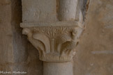 <center>Abbatiale Sainte-Marie de Cruas</center>Deux rapaces encadrant un arbre, sans doute l’Arbre de Vie du jardin d’Eden