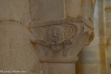 <center>Abbatiale Sainte-Marie de Cruas</center>Un visage d’homme barbu avalant ou crachant deux serpents, avec au- dessus la mention « Frater benedictus », frère bénédictin. Symbole de la tentation.