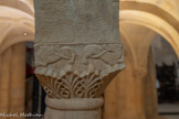 <center>Abbatiale Sainte-Marie de Cruas</center>Des lionnes se mordant la queue, représentant l’éternel recommencement et la résurrection.