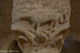 <center>Abbatiale Sainte-Marie de Cruas</center>Le mal (le loup). Le loup est l’équivalent lunaire du lion solaire… au sud. La gueule du loup est un puissant symbole initiatique, le loup dévorant le novice (mort), puis le rejetant une fois initié (renaissance).