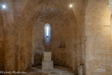 <center>Abbatiale Sainte-Marie de Cruas</center>La crypte est semi-enterré. Une des trois absides semi-circulaires. A droite, un lavabo-piscine du XIème siècle. Cet ancêtre du bénitier était une sorte de cuvette sur un pilier de presque un mètre, avec un orifice. Un prêtre ou un moine versait de l’eau bénite sur les mains des fidèles, le trou permettait à l’eau de retourner à la terre.