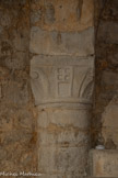 <center>Abbatiale Sainte-Marie de Cruas</center>Chapiteau encadrant l'autel.