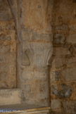 <center>Abbatiale Sainte-Marie de Cruas</center>Chapiteau encadrant l'autel.