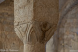 <center>Abbatiale Sainte-Marie de Cruas</center>On distingue une seule représentation humaine : il s’agit d’un orant (personnage en prière). Les mains et la tête de l’orant sont exagérément démesurées pour augmenter le signe de l’adoration. On remarque que la pierre a été polie au cours des siècles, à cause du toucher maintes fois répété des fidèles et des pèlerins.