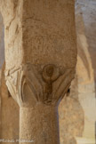 <center>Abbatiale Sainte-Marie de Cruas</center>On distingue une seule représentation humaine : il s’agit d’un orant (personnage en prière). Il se présente à nous debout, les mains levées, pour obtenir les bénédictions du ciel. Cette vision de la prière était très répandue dans l’Antiquité chrétienne jusqu’ au XIIème siècle. Cette posture sera remplacée par la prière les mains jointes (un symbole de soumission qui s’inspire du vassal respectueux envers son seigneur).