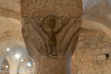 <center>Abbatiale Sainte-Marie de Cruas</center>On distingue une seule représentation humaine : il s’agit d’un orant (personnage en prière). Les mains et la tête de l’orant sont exagérément démesurées pour augmenter le signe de l’adoration. On remarque que la pierre a été polie au cours des siècles, à cause du toucher maintes fois répété des fidèles et des pèlerins.