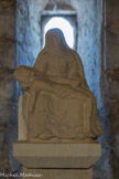 <center>Abbatiale Sainte-Marie de Cruas</center>Cette piéta, datant du XIVe siècle, est appelée « Mater dolorosa » (Vierge douloureuse). C’est une représentation classique dans l’art. La Vierge porte sur ses genoux le corps du Christ mort et descendu de la Croix. Ici, la douleur de la Vierge s’exprime d’autant plus qu’elle pleure à grosses larmes, alors que la position du Christ nous laisse penser qu’il n’est pas tout à fait mort.