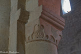 <center>Abbatiale Sainte-Marie de Cruas</center>L'église haute. Les chapiteaux du XIIème siècle ont été construits pour être contemplés à hauteur d’homme. Les motifs principaux affichent un bestiaire fantastique : des hippogriffes, des griffons, des dragons..