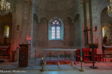 <center>Abbatiale Sainte-Marie de Cruas</center>Le choeur. La superbe table d’autel datée du XIe siècle, découverte en 1983 dans un des sols de la nef centrale où elle avait été enterrée, sans doute pendant les guerres de religion, pour la protéger des troupes protestantes. Taillée dans une tranche de marbre gris d’origine antique, elle mesure 2 m 16 de long sur 86 cm de large et 12 cm d’épaisseur. Elle a été réinstallée dans l’église après restauration au début de l’année 2006, sur des colonnettes en plexiglas entourant les quelques rares vestiges des colonnettes d’origine retrouvés sur le site lors des fouilles