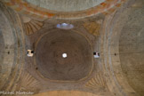 <center>Abbatiale Sainte-Marie de Cruas</center>Au cœur du transept, on peut admirer une magnifique coupole sur trompes maintes fois remaniée au cours des siècles. Les trompes sont décorées de coquilles Saint Jacques peinte en trompe-l’œil (ces peintures datent du XVIIIe siècle, comme celles décorant les claveaux). Elles rappellent que Cruas se trouvait sur un chemin de Saint-Jacques de Compostelle.