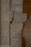 <center>Abbatiale Sainte-Marie de Cruas</center>Un monstre dont la queue est munie d’une espèce de tête d’oiseau, et dont la gueule s’ouvre vers un visage humain (probablement un moine).