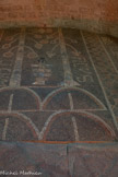 <center>Abbatiale Sainte-Marie de Cruas</center>Au centre de la mosaïque, on distingue le Jardin d’Eden, avec l’arbre de vie à gauche (Lignum), et l’arbre de la connaissance à droite (Ficus). Entre les deux arbres, une croix de marbre à cinq bras rappellerait l’échelle de Jacob. En-dessous, quatre dômes transpercés par un trait vertical symboliseraient les quatre monts et les quatre fleuves du Paradis qui semblent irriguer le maître autel (qui se trouvait à cet emplacement).