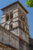 <center>Abbatiale Sainte-Marie de Cruas</center>Le clocher comporte trois étages romans bâtis légèrement en retrait et marqués par des cordons moulurés :
La base, soulignée par un cordon de billettes est contemporaine de la travée d’entrée,
Les deux étages supérieurs datent du XIVe siècle et sont pourvus de baies jumelées sur chaque face, aveugles dans le premier, ajourées dans le second. Ces dernières, flanquées de colonnettes aux chapiteaux ornés de feuilles lisses, sont surmontées d’une archivolte garnie de billettes formant cordon sur les quatre faces
Le dernier niveau quant à lui est une reconstruction grossière du XIXe siècle