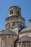<center>Abbatiale Sainte-Marie de Cruas</center>Le lanternon, ou tour lanterne, repose sur la croisée du transept et offre la particularité de combiner des structures rondes, octogonales et carrées, ce qui en fait une quadrature du cercle réussie. Il est ajouré au niveau supérieur de quatre ouvertures géminées et est orné de bandes lombardes et de cordons en dents d’engrenage.