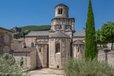 <center>Abbatiale Sainte-Marie de Cruas</center>Le chevet. A gauche, le château des moines. À Cruas, l’étude du parvis près de l’entrée ouest, à la fin des années 1980 et, 10 ans plus tard celle du chevet à l'est, démontre qu’on inhumait tout autour de l'église durant toute la période médiévale. L'église est située sur un des chemins du pèlerinage de Saint-Jacques de Compostelle. Des coquilles Saint-Jacques sont retrouvées à l'intérieur de plusieurs tombes, appartenant probablement à des pèlerins.
Au chevet, à l'est, les sépultures sont rassemblées tout près de l'abbatiale car il semble que le contact avec le mur était important. Le matériel accompagnant les défunts a permis aux archéologues de définir certaines pratiques funéraires.