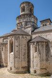 <center>Abbatiale Sainte-Marie de Cruas</center>Le chevet. Au bas des absidioles et de l'abside, les lucarnes de la crypte. Au-dessus, les ouvertures avec vitraux du choeur.