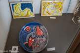 <center>Centre d’Art et d’Histoire André-Auclair </center>Grande coupe bleu à la main rouge. Céramique émaillée, diamètre 40 cm. Femme et oiseau. Bas-relief jaune en céramique émaillée.