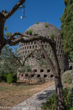 <center>Le puits aérien de Trans-en-Provence</center>Un puits aérien est une structure ou un dispositif qui recueille l'eau par la condensation de l'humidité de l'air. Le puits aérien de Trans-en-Provence, réalisé en 1931 par l'ingénieur belge Achille Knapen, ressemble à un énorme colombier. Pour construire son premier puits aérien d’expérience, Achille Knapen décida d’un terrain à Trans-en-Provence. Celui-ci est situé à 180 m d’altitude sur un promontoire couvert d’oliviers centenaires relativement à l’abri des courants desséchants du Mistral mais exposé de plein front aux vents de mer et aux vents du soir de la montagne.
