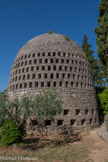 <center>Le puits aérien de Trans-en-Provence</center>L'extérieur. Une fois terminé, fin 1931, le puits aérien avait l’aspect d’une vaste cloche en maçonnerie, mesurant 12 m de diamètre à la base et 12 m de hauteur. La paroi a une épaisseur de 2,5 m, tandis que pelle de la voûte atteint 4 m. Cet ensemble est constitué de roches calcaires assemblées selon la technique des pierres apparentes. Cette paroi porte aux parties inférieures et supérieures plusieurs rangées d’ouverture faisant communiquer l’extérieur avec l’intérieur. La nuit, l’air froid sort par les orifices inférieurs de la cloche. Le jour, l'air chargé d'humidité pénètre par les orifices supérieurs.