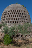 <center>Le puits aérien de Trans-en-Provence</center>Un an et demi d’efforts qui ne porteront pas leurs fruits. Les meilleures nuits Monsieur Knapen ne récolta que la valeur d’un seau, bien insuffisant pour étancher la soif des habitants de Trans-en-Provence.
Pourquoi ce résultat fut si faible ? Monsieur Knapen avait songé à des températures variant la nuit de - 4° à +11°. Il était loin du compte à Trans-en-Provence où pendant les mois d’été les différencesentre le nuit et le jour ne sont que de quelques degrés. En outre, le condenseur était trop volumineux, il ne pouvait se refroidir suffisamment la nuit pour ensuite, le jour, faire condenser l'air..