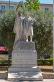 <center>Draguignan</center>Le monument aux Morts. Une femme vêtue à l'antique symbolise la ville de Draguignan, elle brandit une palme, elle accompagne un Poilu portant une gerbe de laurier. Carli, Auguste-Henri (sculpteur) ; Barla, Félix (architecte départemental)
