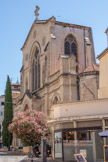 <center>L’église Saint-Michel</center>Première église paroissiale de la ville, tenue par des chanoines, elle fut citée dès 1104 dans divers écrits de l’archevêché.
Construite hors du premier rempart, elle fut incluse dans la ville, avec le deuxième rempart, au XIIIe siècle.
Au fil du temps, elle fut agrandie et reconstruite plusieurs fois. L’église Saint-Michel se développa au même rythme que la ville de Draguignan, jusqu’à atteindre sa forme finale au XIXe siècle.
Elle était le premier édifice vu en passant la porte d’Aurenge.