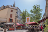 <center>Draguignan</center>Devant la porte d'Aurenge, à l’extérieur des remparts, se trouvait le grand marché, principal lieu commerçant de la ville.
Actuellement, cette place est toujours celle du marché régulier de Draguignan.