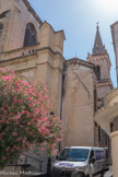 <center>L’église Saint-Michel</center>Dès le XIIe siècle, Draguignan possédait une église paroissiale d’une certaine importance. Reconstruite une première fois au début du XVIe siècle, la nouvelle église, à peine achevée, s’avérait insuffisante, et dès la première moitié du siècle suivant, on songea à la remplacer.
Après de longues tergiversations, l’idée fut sérieusement débattue au Conseil de ville ; en 1642, le projet d’agrandir ou plutôt de refaire l’édifice prit définitivement corps.
De 1649 à 1665, on éleva un clocher haut de 37 mètres. En 1665, le Conseil décide enfin la reconstruction totale de l’église, mais c’est seulement en 1669, à la suite de graves désordres dans la maçonnerie de l’ancienne église que les travaux furent commencés.
En avril 1692, le gros œuvre était terminé, la consécration solennelle de l’édifice eut lieu le 4 août suivant.