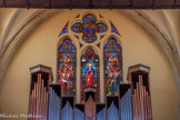 <center>L’église Saint-Michel</center>Des anges encadrant le Regina cæli et au sommet, le Christ et la Vierge couronnée. Le Regina cæli est une antienne mariale, prière chrétienne chantée en latin, dédiée à la Vierge Marie et associée à la joie de la Résurrection de Jésus. Il s'agit de l'une des quatre antiennes mariales du catholicisme.