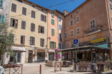 <center>Draguignan</center>La place aux Herbes et l’un des plus vieux café d’Europe (café des Mille Colonnes). La Place-aux-Herbes occupe l'emplacement d'une barbacane ou ”demi-lune