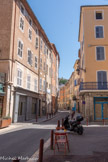 <center>Draguignan</center>Rue de l'Observance. Elle dessine le pourtour oriental de l’enceinte médiévale. Dès la fin du XVe siècle, ces  » lices  » se vendirent, et se construisirent en remontant depuis le Logis des 3 Rois. Au début du XVIe siècle, ce fut la consécration : la rue reçut un pavement et devint le faubourg le plus important de la ville. Deux bâtiments majeurs s’y installèrent : le couvent de l’Observance en 1500 et la Maison du Roi (Tribunal) à la fin du XVIe siècle.