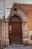 <center>Draguignan</center>Rue de l'Observance. Fronton avec plusieurs arcatures, un mascaron représentant une tête de femme, un œil-de-bœuf et une couronne de fleurs.