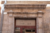 <center>Draguignan</center>Rue de l'Observance. Encadrement classique.