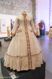 <center>Chapelle de l’Observance.</center>ROBE D'INTÉRIEUR A CRINOLINE FRANCE PÉRIODE SECOND EMPIRE CIRCA 1865 Percale de coton glacé et imprimé de semis rouge, falbalas crantés, brodés à la couleur