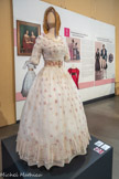 <center>Chapelle de l’Observance.</center>ROBE DE JOUR A LA MANIÈRE DES SŒURS CHASSÉRIAU FRANCE PÉRIODE ROMANTIQUE CIRCA 1840 Mousseline blanche brodée de soie polychrome au point de Beauvais. Travail de broderies smockées sur le buste. Ruban de ceinture en taffetas chiné et boude en pomponne. <br> CAPOTE
FRANCE PÉRIODE ROMANTIQUE CIRCA 1840 Broderie de paille