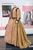 <center>Chapelle de l’Observance.</center>ROBE DE PROMENADE À CRINOLINE ET SON PALETOT À POIS FRANCE PÉRIODE NAPOLÉON III CIRCA 1865 Taffetas de soie beige imprimé de pois noir, dentelle au fuseau brodé de pertes de jais, à la manière de la peinture impressionniste