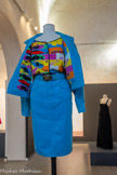 <center>Chapelle de l’Observance.</center>CORSAGE. JUPE ET BLOUSON LOUIS FÉRAUD D'APRÈS ANDY WARHOL CIRCA 1980
Jeans en sergé de coton, acétate imprimée.