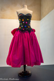 <center>Chapelle de l’Observance.</center>ROBE DE BAL
LOUIS FÉRAUD HAUTE COUTURE CIRCA 1985 Taffetas de soie, broderies de perles de verre, strass, cabochons de verre appliqués