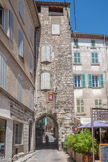 <center>Draguignan</center>Porte romaine fortifiée du rempart de la Cité comtale XIIIe siècle. Cette porte est l’une des 2 tours-porches conservées, éléments fortifiés du rempart, qui donnaient accès à la cité comtale au XIIIe s. Dotée d’un pont-levis, disparu aujourd’hui, et d’une imposante herse, elle est dotée d’une tour quadrangulaire en pierres dures de 4 étages.

Au début du XVème siècle, une ordonnance fit passer aussi le trafic Aix-Grasse devant cette porte et, à la fin du Siècle, les fortifications de la tour-porte furent démolies, dégageant l’actuelle place aux herbes. Elle était aussi appelée la “Porte d’Italie” car c’est là qu’on rassemblait les Italiens pour ne pas les mélanger au peuple qui voyait d’un mauvais œil « l’envahissement » de la France.
Ma