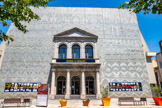 <center>Draguignan</center>Le théâtre. Construit en 1836 dans un style néoclassique.  Architecte :  Esprit Lantoin.  Dans les 70, le bâtiment fut transformé et la façade fit l'objet d’un habillage préservant la partie centrale :  style dorique avec triple travée sous fronton triangulaire (comme l'ancienne Préfecture et l'ancien Palais de Justice) avec balcon et colonnade.