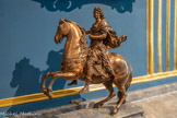 <center></center>Martin Desjardins. Breda, 1637-Paris, 1694.
Louis XIV à cheval, vers 1690-1694.
Bronze.
Ce portrait équestre du roi soleil est une réduction d'un monument commandé en 1687 pour le cours d'Aix, capitale politique de la Provence. Son auteur, le sculpteur d'origine flamande Martin Desjardins, membre de l'Académie, avait déjà réalisé deux portraits de Louis XIV, en pied sur la place des Victoires à Paris et à cheval sur la place royale à Lyon. Le roi est ici représenté montant un cheval cabrant, en position de levade. Le monument aixois ne fut pas terminé à cause de la mort du sculpteur. Cette réduction, entrée probablement dès sa réalisation dans la famille Valbelle, en constitue un précieux témoignage.