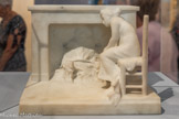 <center></center>Camille Claudel
Fère-en-Tardenoi s, 1864 - Montdevergues, 1943
Rêve au coin du feu, 1903
Marbre
Au tournant du XXe siècle, Camille Claudel tend à miniaturiser ses sujets et à les décliner dans plusieurs matières. Après en avoir exécuté le plâtre présenté à l'Exposition universelle de 1900, elle livre ainsi plusieurs versions de Rêve coin du feu dont certaines mêlant bronze et marbre blanc ou coloré. Tirée à soixante-cinq exemplaires, il s'agit en effet de l'œuvre de Claudel la plus diffusée. La version de Draguignan se distingue par quelques détails comme le dessin des tomettes au sol, que l'on ne retrouve pas ailleurs. Elle montre ainsi tout le talent de l'artiste dans l'art très complexe de la taille du marbre.
Inv.255
Hist. : commande du baron Alphonse de Rothschild (1827-1905) en 1903 ; don au musée, 1903