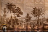 <center></center>Manufacture française du début du XIXe siècle
Papier peint panoramique à décor de scènes chinoises, vers 1810-1820
Impression à la planche sur 31 lés raboutés
Au XIXe siècle, les murs des salons de la bourgeoisie se couvrent de papiers peints panoramiques, dont le succès repose sur la fusion des décors intérieur et extérieur qui fait entrer le voyage, le roman, la mythologie, le paysage dans un nouvel imaginaire domestique. L'ancienne maison de Mgr du Bellay, rachetée par la famille Latil, accueille elle aussi un décor dont les sujets chinois témoignent d'un goût pour l'exotisme que la Révolution n'a pas éteint. Longtemps dissimulé par les rayonnages de l'ancienne bibliothèque, le papier peint a été redécouvert en 2017 et restauré avec le soutien financier de la Caisse d'Épargne Côte d'Azur.
Hist. : probablement installé dans leur maison par Jacques Latil (1738-1814) ou son fils Jacques (1778-1865