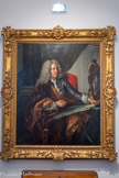 <center></center>Jean-Baptiste Vanloo
Aix-en-Provence, 1684-Aix-en-Provence, 1745
Portrait de Joseph Paul de Ricard (1665-1741), marquis de Brégançon, conseiller au parlement de Provence, 1736
Huile sur toile.
Le tableau est un exemple rare et précoce de portrait d'amateur en Provence. Le marquis de Brégançon, d'une famille de robe aixoise et lui-même conseiller et doyen du parlement, se fit représenter en tenue civile, tenant une plume dans sa main droite et un portefeuille à dessins sur ses genoux. Derrière lui, l'on distingue une réduction du célèbre Hercule Farnèse. Ricard possédait environ 230 peintures, la plus importante des collections aixoises de son temps. Son portrait par Vanloo se trouvait à son décès dans son salon, c'est-à-dire une pièce de réception.
Prêt du musée des Beaux-Arts Jules Chéret de Nice .