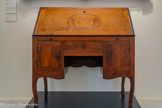 <center></center>Bureau de pente aux armes Valbelle-Valbelle
Provence, vers 1723
Noyer.
Ily a deux armoiries des Valabelle car André-Geoffoy de Valbelle(1701 - 1735), chevalier, marquis de Rians s'est marié en 1723 avec  Marguerite-Delphine de Valbelle (1705 - 1784), marquise de Tourves.