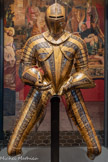 <center></center>Demi-armure d'apparat de François, duc de Montmorency (1530-1579)
France (Paris ?), vers 1560-1570
Fer bleui, doré, gravé et ciselé, éléments en cuir et textile
François de Montmorency naquit dans l’une des familles les plus puissantes du royaume. Grand guerrier, il épousa Diane de France, fille légitimée d'Henri II, fut nommé gouverneur d'Ile- de-France et maréchal de France. Son armure d'apparat, identifiée grâce au monogramme (deux M croisés superposés à un phi majuscule) fut saisie à la Révolution au château du Luc, où elle était conservée depuis au moins le milieu du XVIIe siècle. La surface présente un décor dense, qui révèle l'horreur du vide du goût maniériste. Le décor se répartit en registres verticaux composés de zônes dorées et d'autres plus sombres. Objet fascinant tant par sa préciosité que par sa provenance prestigieuse et la signification de son décor, l'armure est depuis sa création une icône du musée de Draguignan.
His : saisie révolutionnaire, 1792