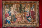 <center></center>Atelier de Raphaël de La Planche,
D’après un carton de Michel Corneille.
Tancrède rend à Herminie la liberté, vers 1645-1660
Tapisserie de laine et de soie.
Au cours des deux premiers tiers du XVIIe siècle, on assista à un essor incomparable de la tapisserie comme art du décor. Signe extérieur de richesse, elle témoignait du rang de son commanditaire. La tenture de	l'Histoire de Clorinde et Tancrède fut tissée à la manufacture de Raphaël de La Planche dans le faubourg Saint-Germain à Paris. La composition fut inventée par le peintre Michel Corneille, élève de Simon Vouet (1590-1649), l'un des plus importants cartonniers parisiens travaillant pour la manufacture. Le sujet est tiré de la Jérusalem libérée, poème de vingt chants dédié au duc de Ferrare Alphonse II d'Este, écrit par Torquato Tasso en 1581 et qui illustre le thème particulièrement en faveur à l'époque de la naissance des passions. C’est le chant VI qui fournit le sujet de la troisième pièce de la tenture en illustrant la continence et la magnanimité de Tancrède envers Herminie, jeune princesse retenue prisonnière, à laquelle il rend la liberté et tous ses biens terrestres :
Le parfait chevalier lui fit honneur.
Il la servit, lui rendit liberté;
C’est grâce à lui qu'on laisse son or.
Et ses joyaux, toutes choses précieuses.